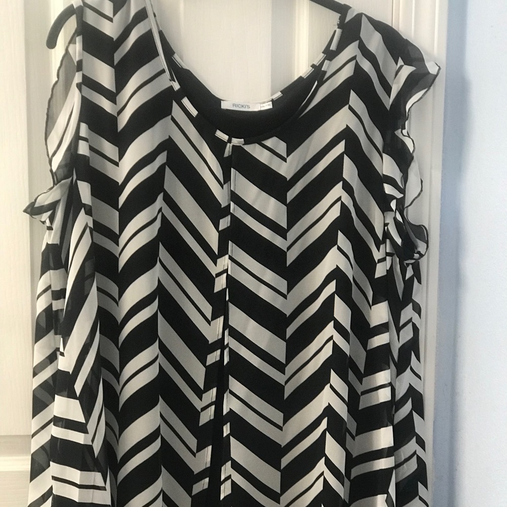Ricki’s black and white top